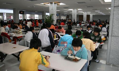 廣東三部門聯(lián)合發(fā)文嚴禁學校食堂分包轉包，每餐須有校方人員陪餐