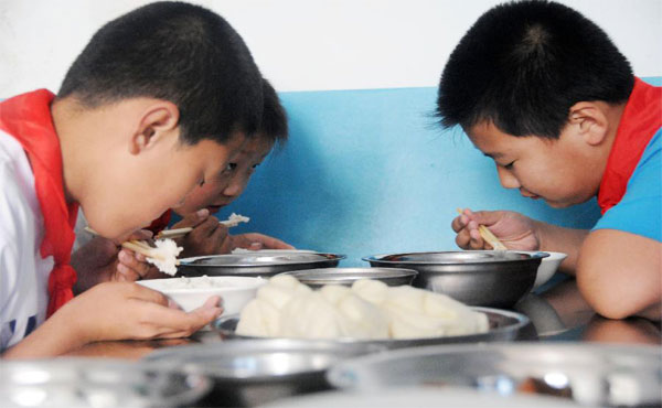 學(xué)生營養(yǎng)餐配送變成了“問題餐”誰來負責？